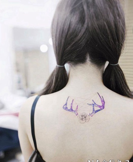 女生后背彩绘唯美玫瑰鹿角纹身图案