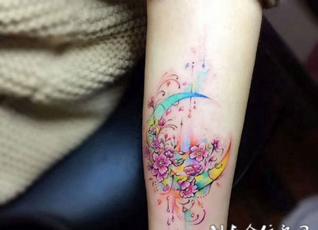 美丽的月夜，手臂鲜花与月亮彩绘纹身
