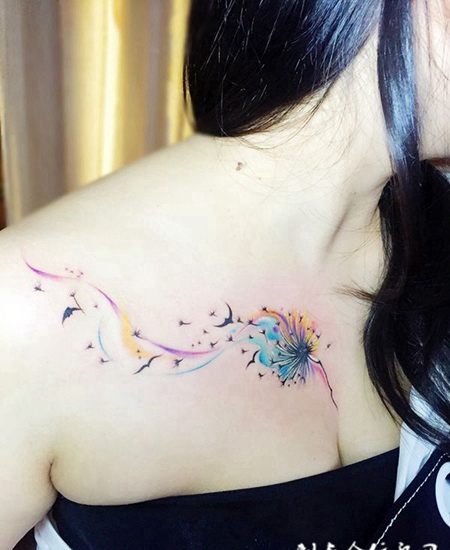 随风飘散，锁骨处蒲公英水彩纹身