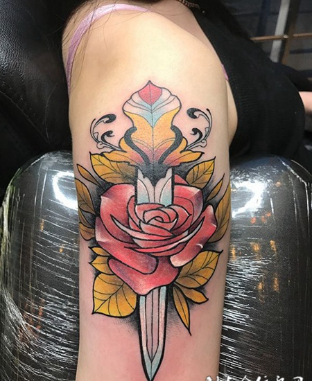 剑刃玫瑰，手臂玫瑰与剑彩绘纹身