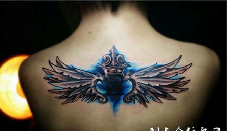 飞越梦想，后背翅膀皇冠个性纹身
