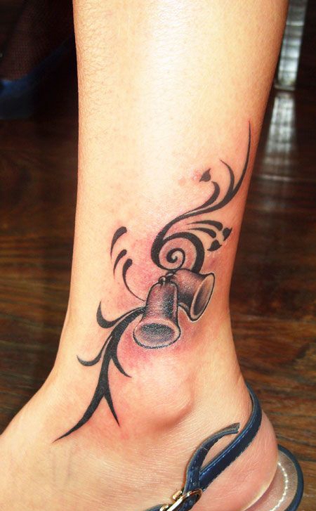 脚踝花藤铃铛纹身图案