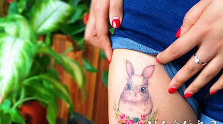 可爱的小萌物，大腿兔子与鲜花彩绘纹身