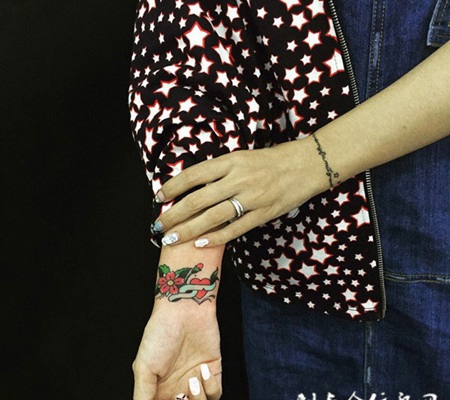 爱美之心，手腕鲜花与心形彩绘纹身