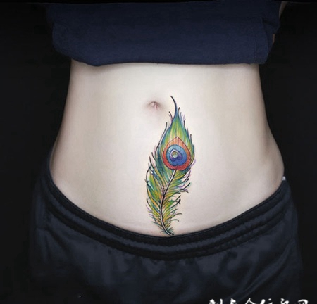 轻柔之美，女生腹部孔雀羽毛彩绘纹身