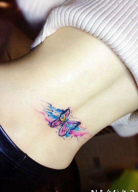 美女后腰彩绘蝴蝶纹身图案