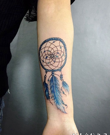 手臂彩绘蓝色捕梦网纹身图案