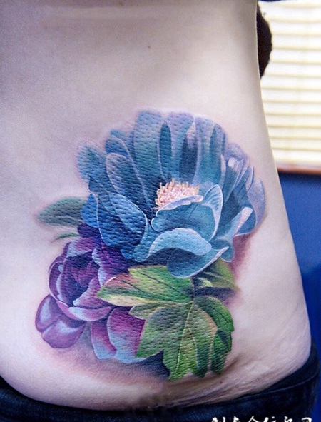 万紫千红，臀部好看的鲜花彩绘纹身