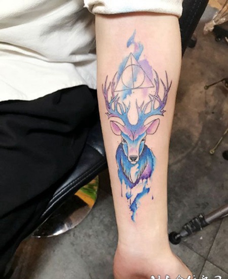 手臂彩绘几何麋鹿纹身图案