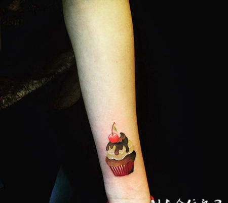 美食的诱惑，手腕小蛋糕彩绘纹身
