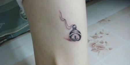手腕上的铃铛纹身图案