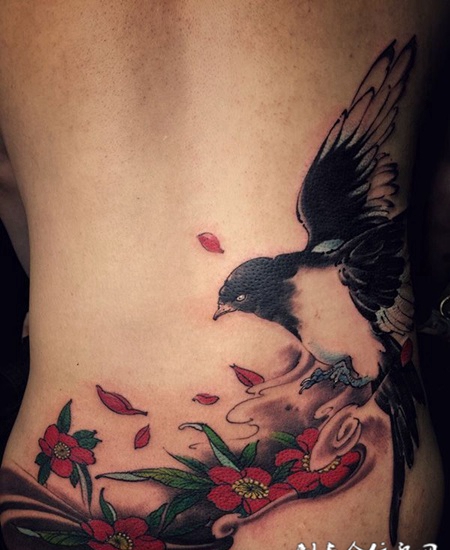 鸟语花香，后腰喜鹊与鲜花彩绘纹身