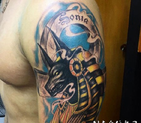 手臂彩绘死神阿努比斯纹身图案