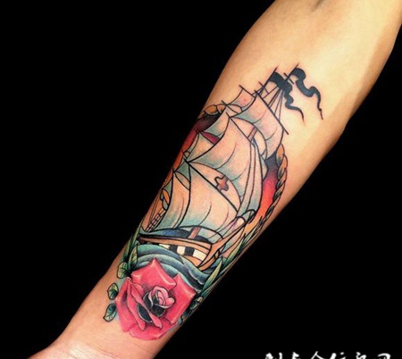 浪漫之旅，手臂帆船与玫瑰彩绘纹身