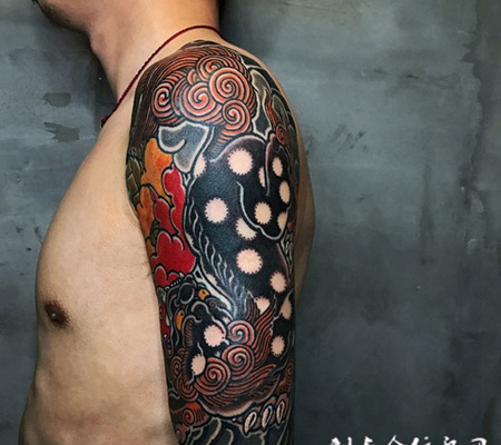 戏耍花间，大臂传统福狮牡丹纹身