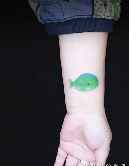 可爱圆滚滚，手腕小鲸鱼卡通纹身