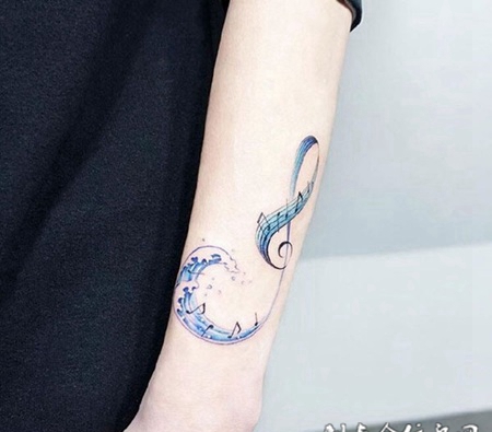 手臂彩绘海浪与音符纹身图案