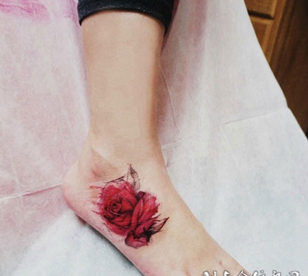 女人花香，脚背清新红玫瑰纹身