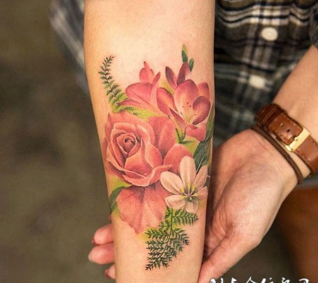 娇艳美丽，手臂玫瑰花彩绘纹身
