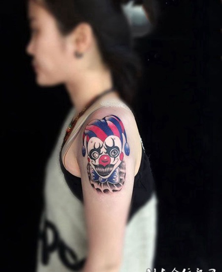 诡异的笑，手臂彩绘小丑纹身图案