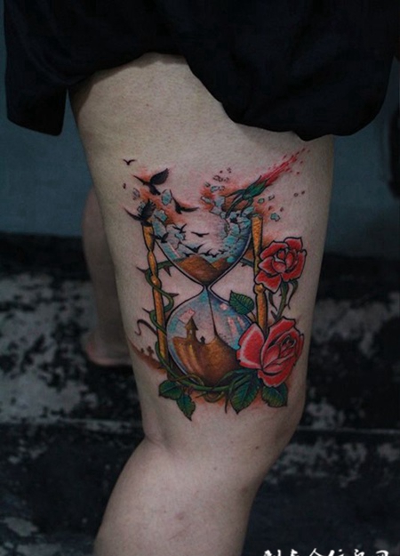 时光沙漏，大腿沙漏玫瑰彩绘纹身