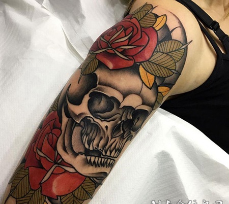 美的重生，手臂骷髅与玫瑰new school纹身