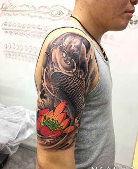 莲池鱼跃，手臂鲤鱼与莲花彩绘纹身