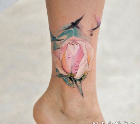 娇艳欲滴，脚踝好看的白玫瑰彩绘纹身