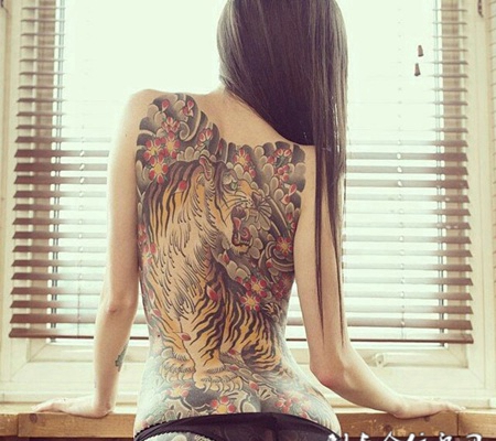 震天虎啸，满背老虎彩绘纹身