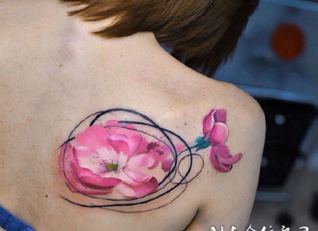 独自芬芳，后背水彩鲜花纹身图案