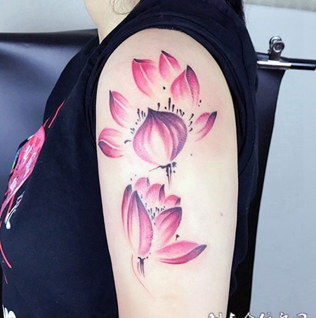 莲香飘散，手臂个性莲花纹身