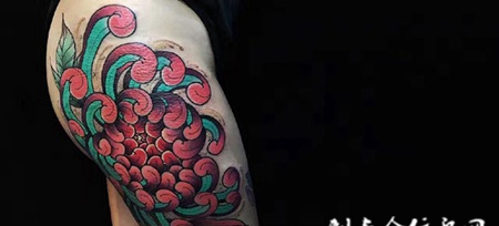 芬芳吐艳，大腿鲜艳的菊花彩绘纹身