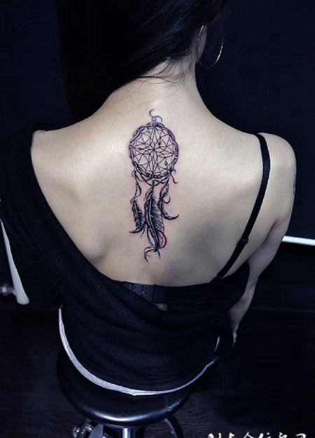 美女后背彩绘捕梦网纹身图案