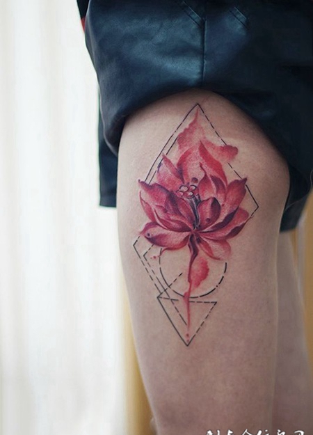 耀世红莲，大腿莲花彩绘纹身