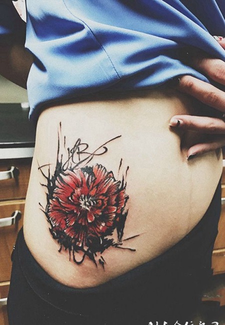 难掩诱惑，腰部罂粟花个性纹身
