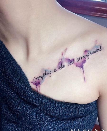 彩色密语，美女锁骨处泼墨水彩英文纹身