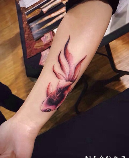 水中之乐，手臂个性金鱼纹身图案