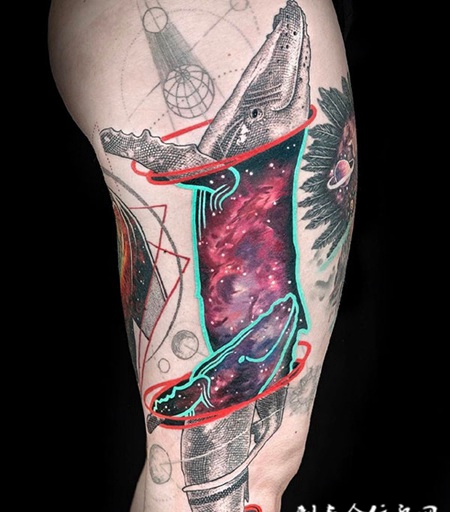 突破次元，腿部星空鲸鱼纹身图案