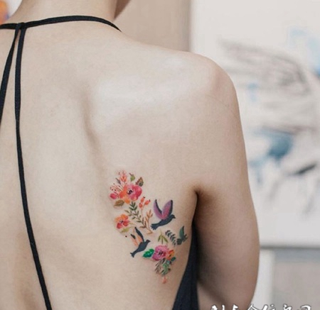 莺歌燕舞，后背鲜花与鸟彩绘纹身