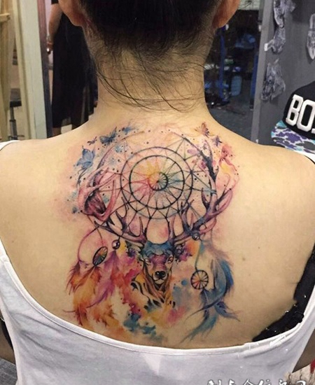 缤纷的梦想，后背鹿头捕梦网彩绘纹身