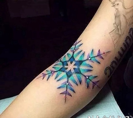 晶莹剔透，手臂雪花彩绘纹身