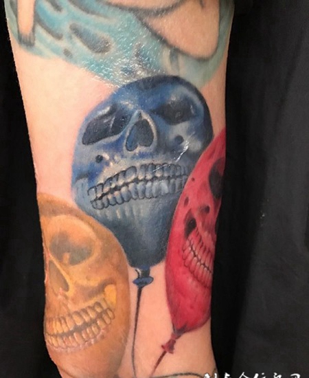 诡异空间，手臂骷髅气球彩绘纹身