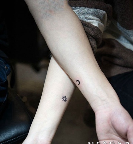 日月争辉，情侣手臂个性纹身图案