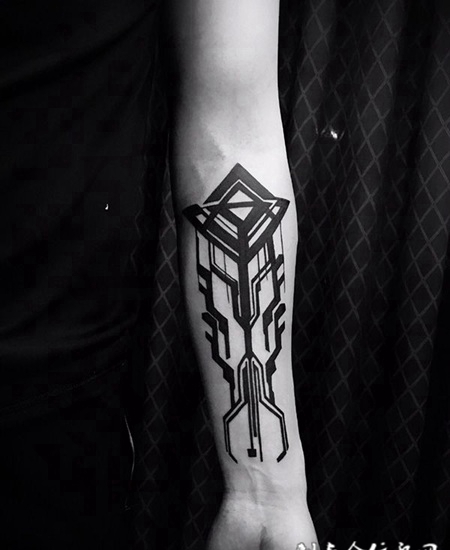 超脱自然，手臂几何图腾纹身图案