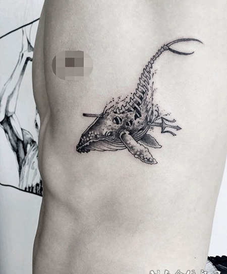 残酷的大自然，侧胸鲸鱼骷髅纹身图案