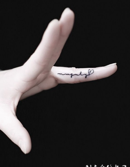 爱的宣言，手指个性英文字母纹身