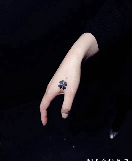 女生虎口四叶草纹身图案