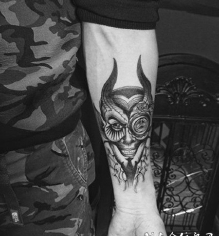 手臂恶魔先生纹身图案