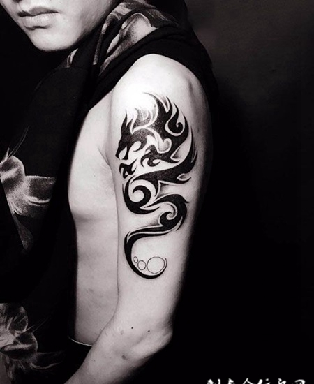 手臂黑龙图腾纹身图案