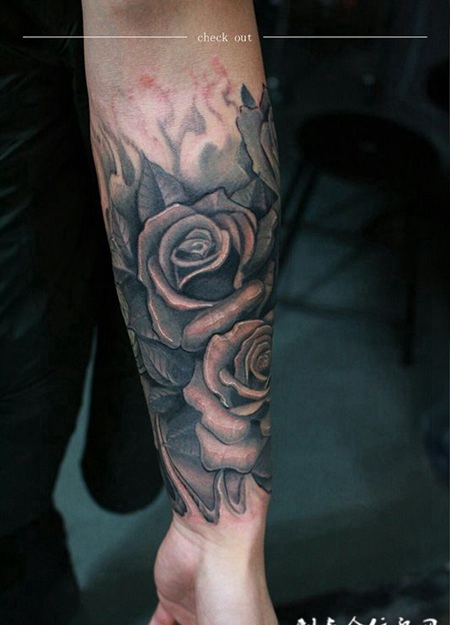 娇艳玫瑰，手臂黑灰玫瑰花纹身图案